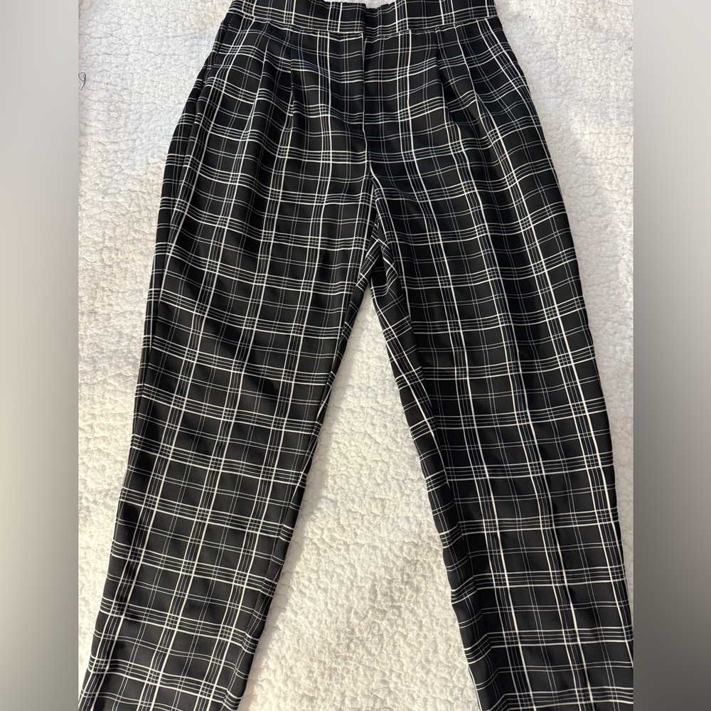 ⭐️ 3/$20 Vince Camuto women’s black and White Plaid pants w/ elastic waist. Sz 2